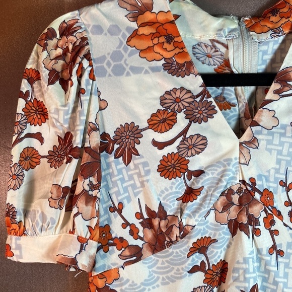 1970’s polyester top with peplum. Brown and orange 25” length 30”‎ chest  120 - Picture 2 of 4